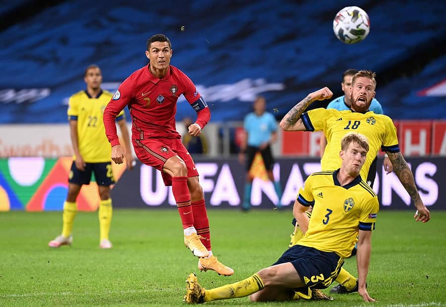 ಸ್ವೀಡನ್ ತಂಡದ ಫಿಲಿಪ್ ಹೆಲಾಂಡರ್ಮ ತ್ತು ಪೋಂಟಸ್ ಜಾನ್ಸನ್ ಅವರನ್ನು ವಂಚಿಸಿ ಕ್ರಿಸ್ಟಿಯಾನೊ ರೊನಾಲ್ಡೊ ಗೋಲು ಗಳಿಸಿದ ಸಂದರ್ಭ –ಎಎಫ್ಪಿ ಚಿತ್ರ