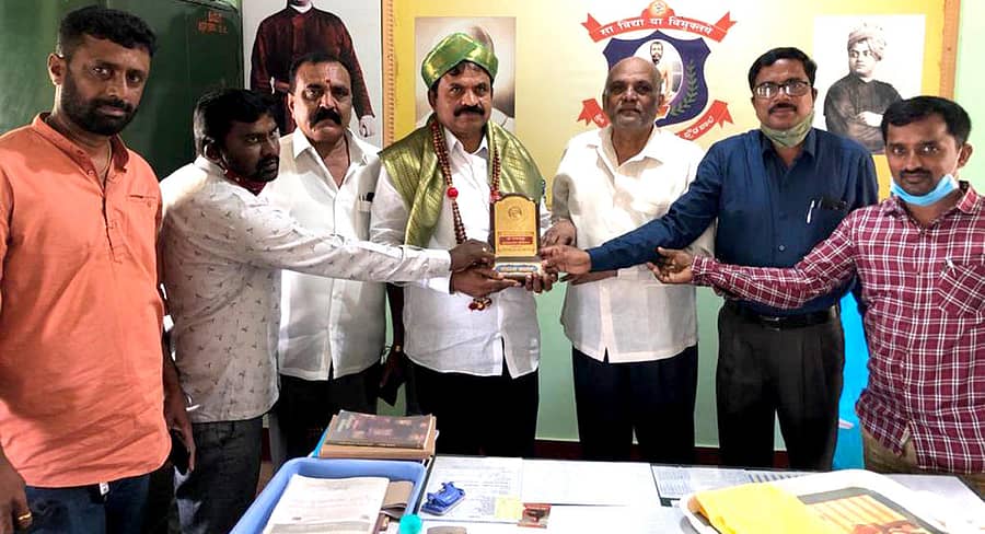 ಚನ್ನರಾಯಪಟ್ಟಣ ಹೋಬಳಿ ಬೆಟ್ಟಕೋಟೆ ರಾಮಕೃಷ್ಣ ಪ್ರೌಢಶಾಲೆಗೆ ಭೇಟಿ ನೀಡಿದ್ದ ಕಾಂಗ್ರೆಸ್ ಮುಖಂಡ ಎ.ಸಿ.ಶ್ರೀನಿವಾಸ್ ಅವರನ್ನು ಶಾಲೆಯ ಆಡಳಿತ ಮಂಡಳಿಯವರು ಅಭಿನಂದಿಸಿದರು