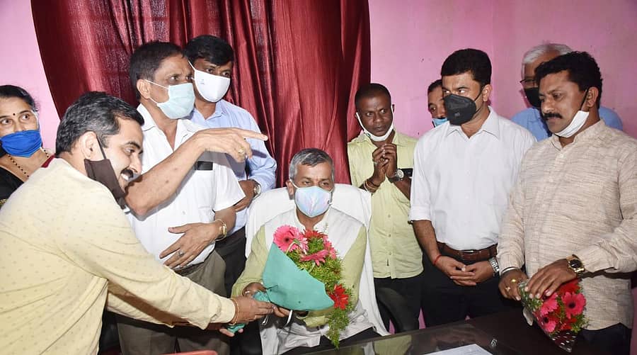 ಮೂಡಾ ಅಧ್ಯಕ್ಷರಾಗಿ ಅಧಿಕಾರ ಸ್ವೀಕರಿಸಿದ ರಮೇಶ್ ಹೊಳ್ಳ ಅವರಿಗೆ ಅವರ ಆತ್ಮೀಯರು ಶುಭ ಕೋರಿದರು