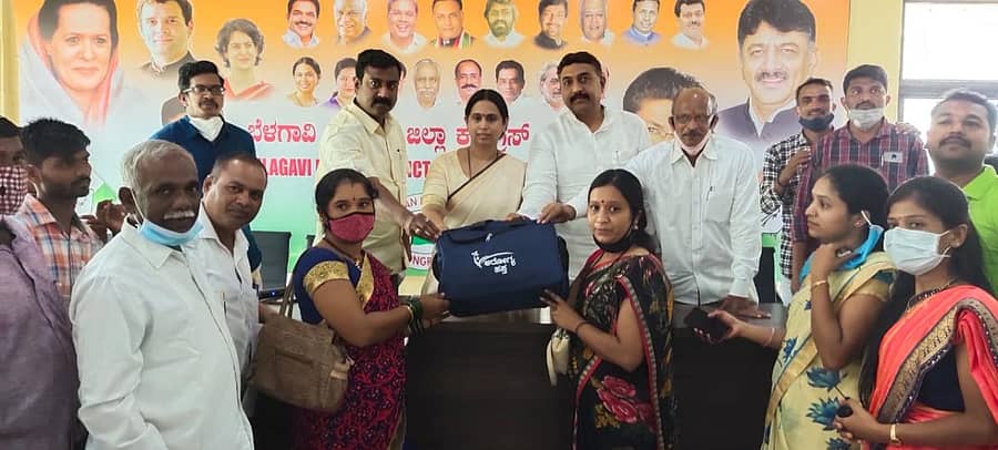 ಬೆಳಗಾವಿಯಲ್ಲಿ ಕಾಂಗ್ರೆಸ್ನ ಆರೋಗ್ಯ ಹಸ್ತ ಕಾರ್ಯಕ್ರಮಕ್ಕೆ ಶಾಸಕ ಲಕ್ಷ್ಮಿ ಹೆಬ್ಬಾಳಕರ ಕಿಟ್ ವಿತರಿಸುವ ಮೂಲಕ ಬುಧವಾರ ಚಾಲನೆ ನೀಡಿದರು