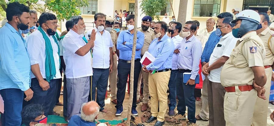 ಕೊರಟಗೆರೆಯಲ್ಲಿ ರೈತ ಸಂಘ ಹಾಗೂ ಹಸಿರು ಸೇನೆ ಸದಸ್ಯರು ಕೇಂದ್ರ ಹಾಗೂ ರಾಜ್ಯ ಸರ್ಕಾರದ ರೈತ ವಿರೋಧಿ ನೀತಿ ಖಂಡಿಸಿ ಧರಣಿ ನಡೆಸಿದರು