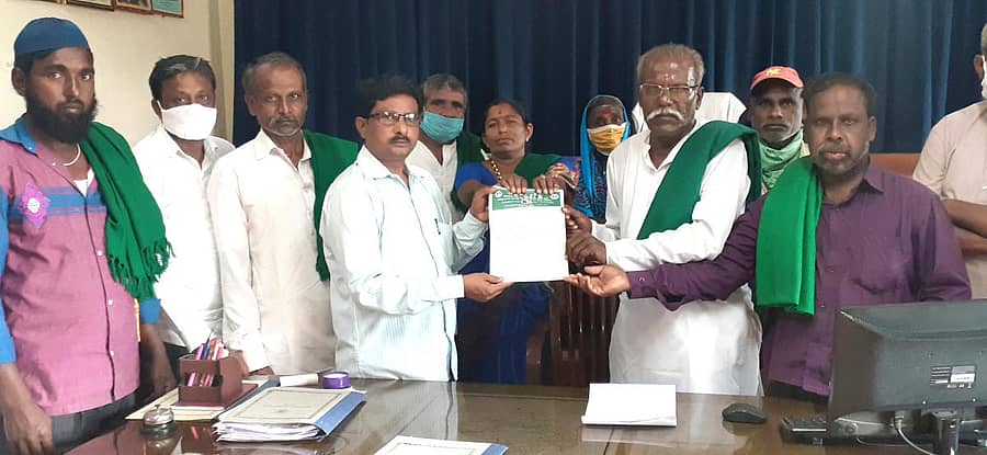 ಸವದತ್ತಿಯಲ್ಲಿ ಬೆಳೆ ಹಾನಿ ಪರಿಹಾರಕ್ಕೆ ಆಗ್ರಹಿಸಿ ರೈತ ಸಂಘದ ಮುಖಂಡರು ಉಪ ತಹಶೀಲ್ದಾರ್‌ ಆರ್.ಎಸ್. ನೇಸರಗಿ ಬುಧವಾರ ಮನವಿ ಸಲ್ಲಿಸಿದರು