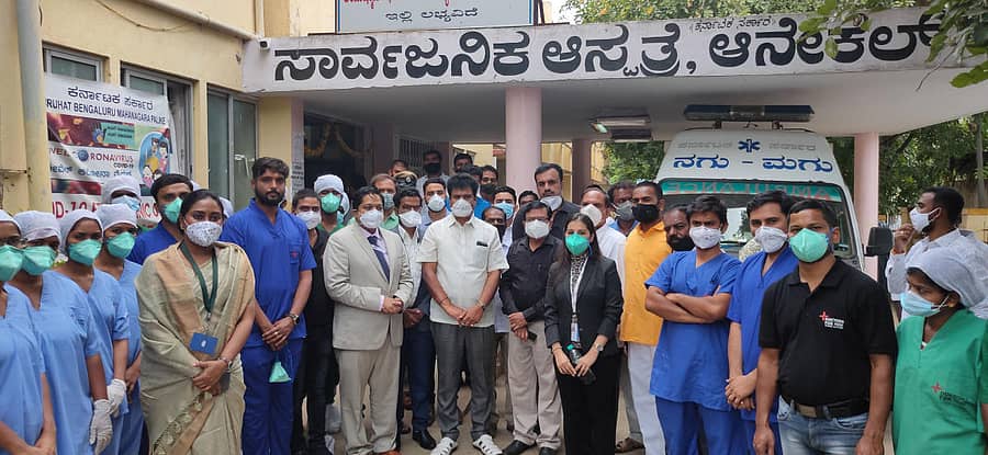 ಆನೇಕಲ್ನ ಸರ್ಕಾರಿ ಆಸ್ಪತ್ರೆಯಲ್ಲಿ ಕೋವಿಡ್ ಕೇರ್ ಕೇಂದ್ರವನ್ನು ಶಾಸಕ ಬಿ.ಶಿವಣ್ಣ ಉದ್ಘಾಟಿಸಿದರು