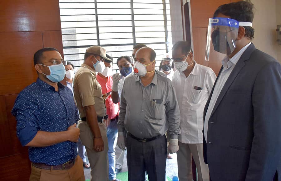 ರಾಯಚೂರಿನಲ್ಲಿ ಕೋವಿಡ್ ರೋಗಕ್ಕೆ ಚಿಕಿತ್ಸೆ ನೀಡಲು ಅನುಮತಿ ನೀಡಿರುವ ನ್ಯೂ ಫಾರ್ಜುನ್ ಖಾಸಗಿ ಆಸ್ಪತ್ರೆಗೆ ಜಿಲ್ಲಾಧಿಕಾರಿ ಆರ್.ವೆಂಕಟೇಶಕುಮಾರ್ ಬುಧವಾರ ಭೇಟಿ ನೀಡಿ ಪರಿಶೀಲಿಸಿದರು