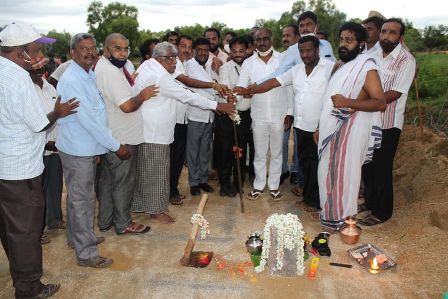 ಸುಗ್ಗನಹಳ್ಳಿ ಗ್ರಾಮದಲ್ಲಿ ಬುಧವಾರ ಶಾಸಕ ಕಸ ವಿಲೇವಾರಿ ಘಟಕ ನಿರ್ಮಾಣಕ್ಕೆ ಶಾಸಕ ಎ.ಮಂಜುನಾಥ್ ಭೂಮಿಪೂಜೆ ನೆರವೇರಿಸಿದರು