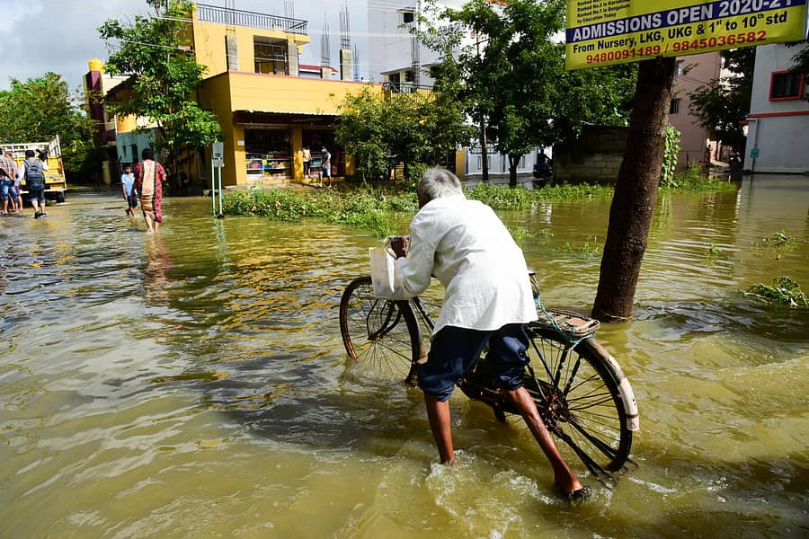 ಮಂಗಳವಾರ ರಾತ್ರಿ ಸುರಿದ ಮಳೆಗೆ ಚಿಕ್ಕಬಾಣಾವರದ ದ್ವಾರಕ ನಗರ ಜಲಾವೃತಗೊಂಡಿರುವುದು
