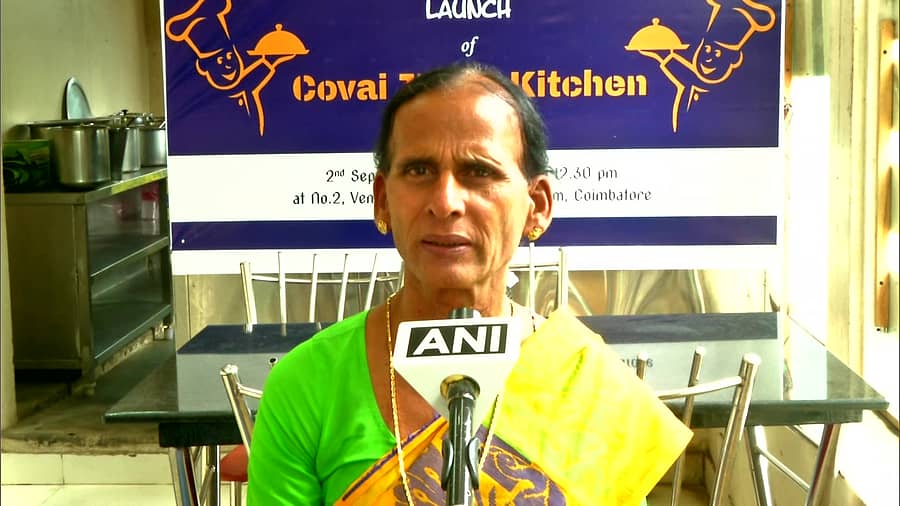 ಉಪಹಾರ ಗೃಹದ ಮುಂದೆ ನಿಂತು ಮಾತನಾಡುತ್ತಿರುವ ಕೊಯಮತ್ತೂರು ತೃತೀಯ ಲಿಂಗಿಗಳ ಸಂಘದ ಮುಖ್ಯಸ್ಥೆ ಸಂಗೀತಾ