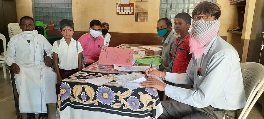 ಶಾಲೆಯಲ್ಲಿ ಮಕ್ಕಳ ದಾಖಲಾತಿಯಲ್ಲಿ ಮಗ್ನರಾಗಿರುವ ಸಿಬ್ಬಂದಿ