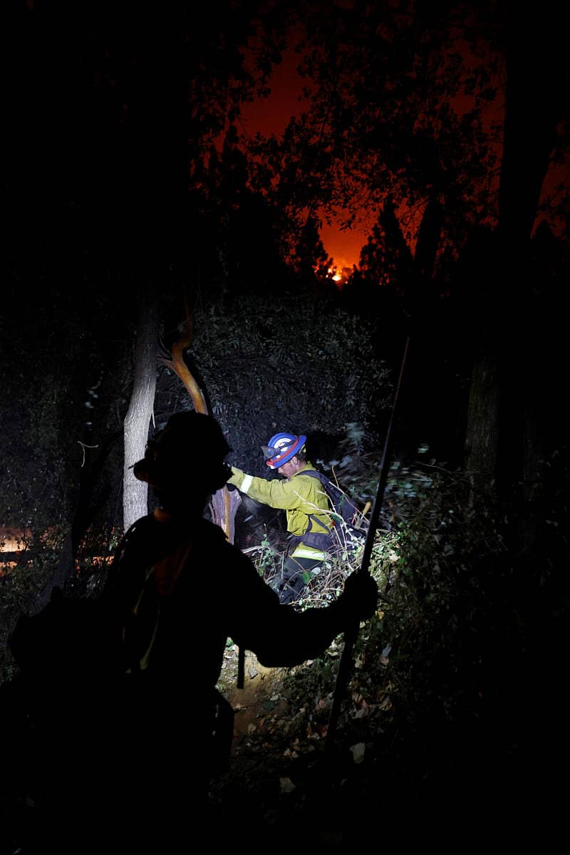 ಉತ್ತರ ಕ್ಯಾಲಿಫೋರ್ನಿಯಾದ ಬುಟ್ಟೆ ಕೌಂಟಿ ಪ್ರದೇಶ ಅರಣ್ಯದಲ್ಲಿ ಕಾಣಿಸಿಕೊಂಡಿರುವ ಕಾಳ್ಗಿಚ್ಚನ್ನು ನಂದಿಸಲು ಪ್ರಯತ್ನಿಸುತ್ತಿರುವ ಅಗ್ನಿಶಾಮಕ ಸಿಬ್ಬಂದಿ