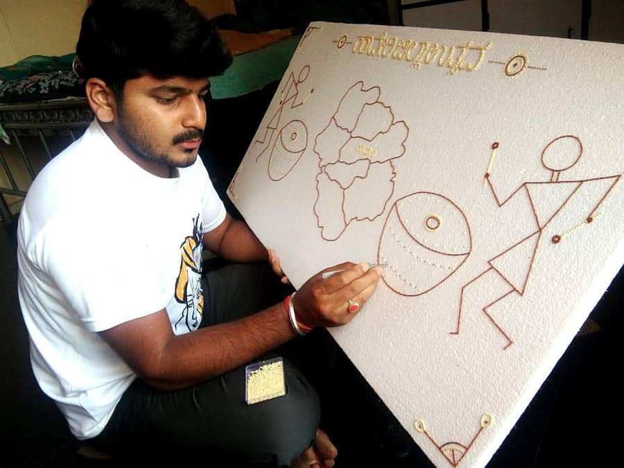 ಸಿರಿಧಾನ್ಯಗಳಲ್ಲಿ ಚಿತ್ರ ಬಿಡಿಸುತ್ತಿರುವ ಹಾವೇರಿಯ ಯುವ ಕಲಾವಿದ ಗಣೇಶ ವಿ.ರಾಯ್ಕರ್