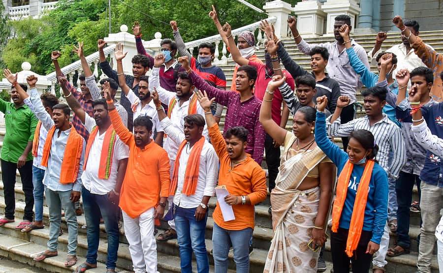 ಡ್ರಗ್ಸ್ ದಂಧೆಯನ್ನು ನಿರ್ಮೂಲನೆ ಮಾಡಬೇಕು ಎಂದು ಒತ್ತಾಯಿಸಿ ಶ್ರೀರಾಮ ಸೇನೆ ಕಾರ್ಯಕರ್ತರು ಕಲಬುರ್ಗಿ ಜಿಲ್ಲಾಧಿಕಾರಿ ಕಚೇರಿ ಎದುರು ಪ್ರತಿಭಟನೆ ನಡೆಸಿದರು