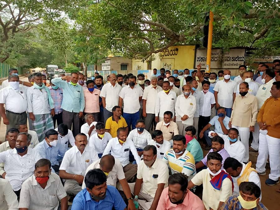 ಶಿರಾದ ಪ್ರವಾಸಿ ಮಂದಿರ ವೃತ್ತದಲ್ಲಿ ಗುರುವಾರ ಕಾಂಗ್ರೆಸ್ ಕಾರ್ಯಕರ್ತರು ಮಿನಿ ವಿಧಾನಸೌಧ ಉದ್ಘಾಟನೆ ವಿರೋಧಿಸಿ ಪ್ರತಿಭಟನೆ ನಡೆಸಿದರು