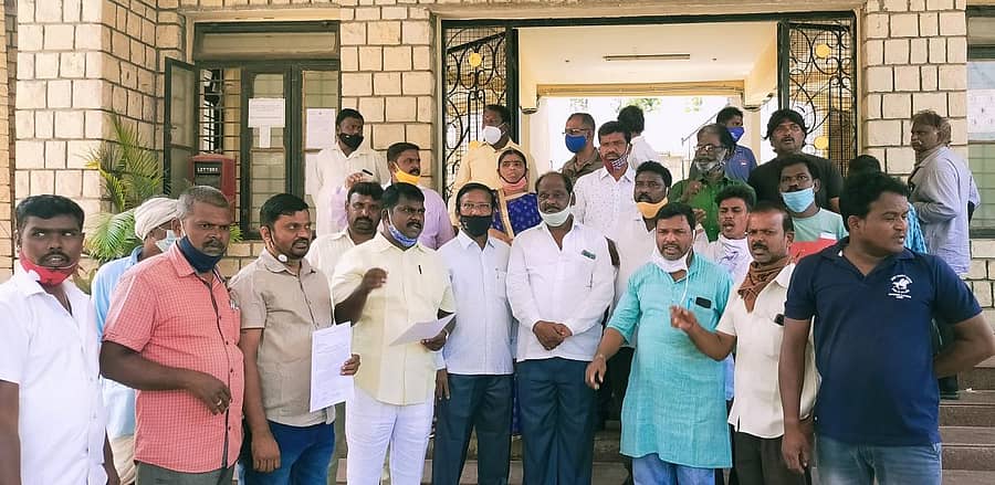 ವಿಜಯನಗರ ಮಾದಿಗ ಸಮಾಜ ಸಂಘಟನೆಯವರು ಗುರುವಾರ ಹೊಸಪೇಟೆ ತಹಶೀಲ್ದಾರ್ ಕಚೇರಿ ಎದುರು ಪ್ರತಿಭಟನೆ ನಡೆಸಿದರು