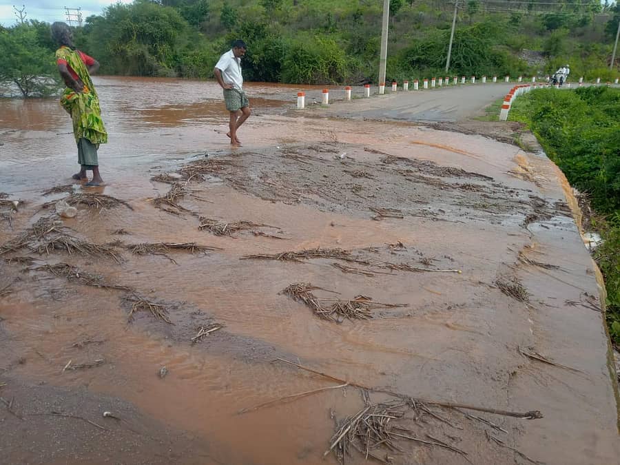 ಹುಳಿಯಾರು ಹೋಬಳಿ ದಸೂಡಿ- ರಂಗನಕೆರೆ ರಸ್ತೆ ನಡುವಿನ ಕಟ್ಟೆ ಕೋಡಿ ಹರಿಯಿತು