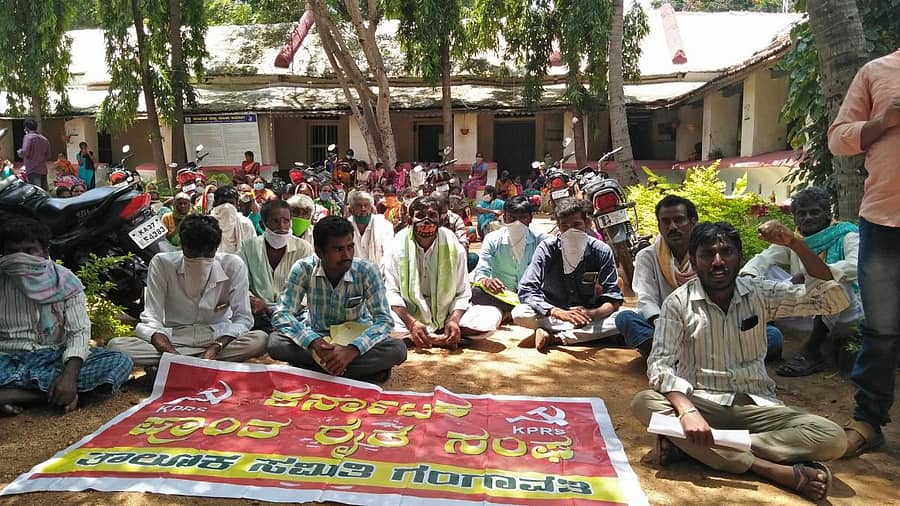 ಗಂಗಾವತಿಯ ತಾಲ್ಲೂಕು ಪಂಚಾಯಿತಿ ಆವರಣದಲ್ಲಿ ತಾಲ್ಲೂಕಿನ ಢಣಾಪೂರ ಹಾಗೂ ಹೆಬ್ಬಾಳ ಗ್ರಾಮದ ಕೂಲಿಕಾರರು ಧರಣಿ ನಡೆಸಿದರು