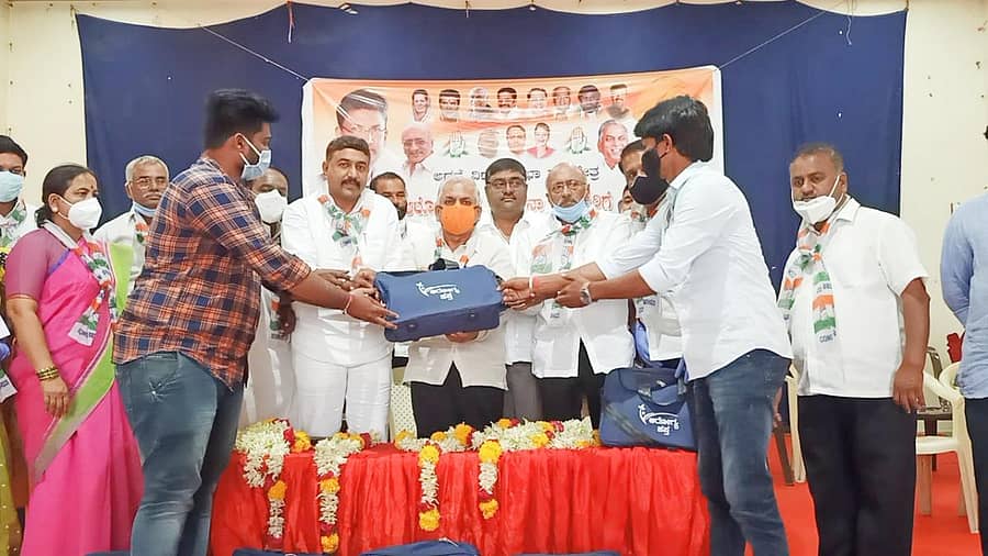 ಅಥಣಿಯಲ್ಲಿ ಕಾಂಗ್ರೆಸ್ ಮುಖಂಡರು ‘ಆರೋಗ್ಯ ಹಸ್ತ’ ಕಾರ್ಯಕ್ರಮಕ್ಕೆ ಗುರುವಾರ ಚಾಲನೆ ನೀಡಿದರು