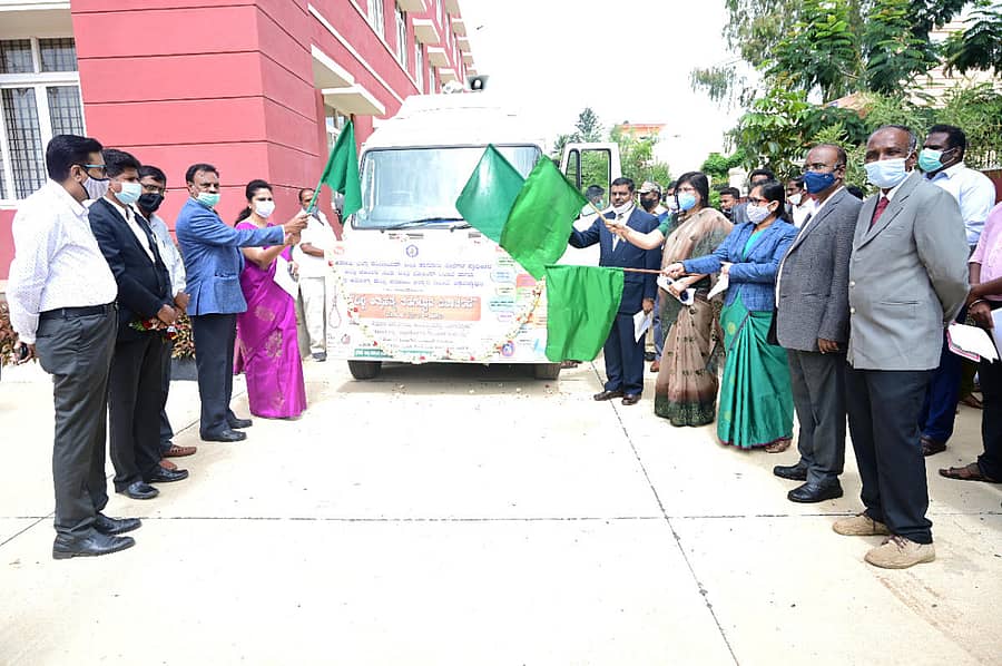 ಜಿಲ್ಲಾ ನ್ಯಾಯಾಲಯ ಆವರಣದಲ್ಲಿ ಪ್ರಧಾನ ಜಿಲ್ಲಾ ಮತ್ತು ಸತ್ರ ನ್ಯಾಯಧೀಶ ಭೈರಪ್ಪ ಶಿವಲಿಂಗ ನಾಯಕ, ಜಿಲ್ಲಾಧಿಕಾರಿ ಆರ್.ಲತಾ ಅವರು ಅರಿವು ರಥಕ್ಕೆ ಚಾಲನೆ ನೀಡಿದರು.