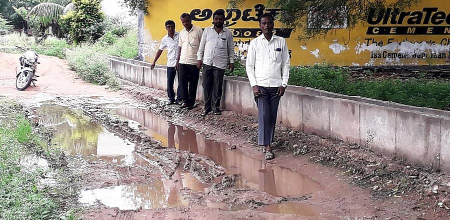 ಕಾರಟಗಿಯ 11ನೇ ವಾರ್ಡ್ನ ರಸ್ತೆಯಲ್ಲಿ ಸಂಗ್ರಹಗೊಂಡಿರುವ ತ್ಯಾಜ್ಯದ ನೀರಿನಲ್ಲಿಯೇ ಜನರು ಸಂಚರಿಸುತ್ತಿರುವುದು