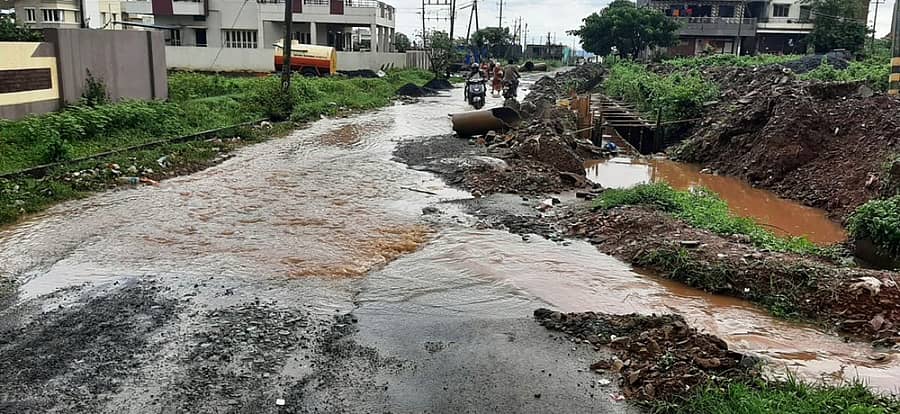 ಬಳ್ಳಾರಿ ಜಿಲ್ಲೆಯ ಕಂಪ್ಲಿ ತಾಲ್ಲೂಕು ಚಿಕ್ಕಜಾಯಿಗನೂರು ಬಳಿಯ ನಾರಿಹಳ್ಳ ವ್ಯಾಪ್ತಿಯ ಪಂಪ್ಸೆಟ್ ಕೊಠಡಿಗಳು ಜಲಾವೃತವಾಗಿರುವುದು