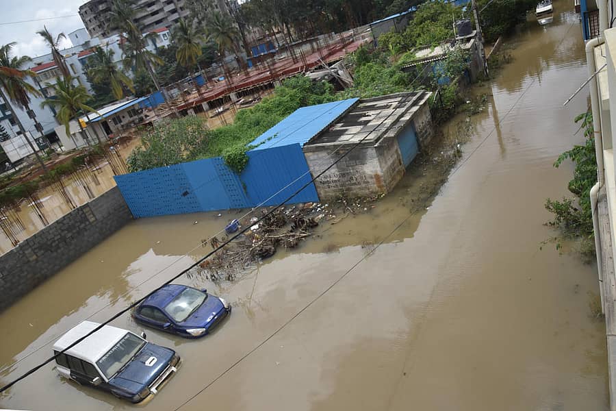 ಹೆಣ್ಣೂರು ಮುಖ್ಯ ರಸ್ತೆಯ ವಡ್ಡರಪಾಳ್ಯದ ಶ್ರೀ ಸಾಯಿ ಲೇಔಟ್ನಲ್ಲಿ ಮಳೆ ನೀರು ತುಂಬಿರುವುದು –ಪ್ರಜಾವಾಣಿ ಚಿತ್ರ