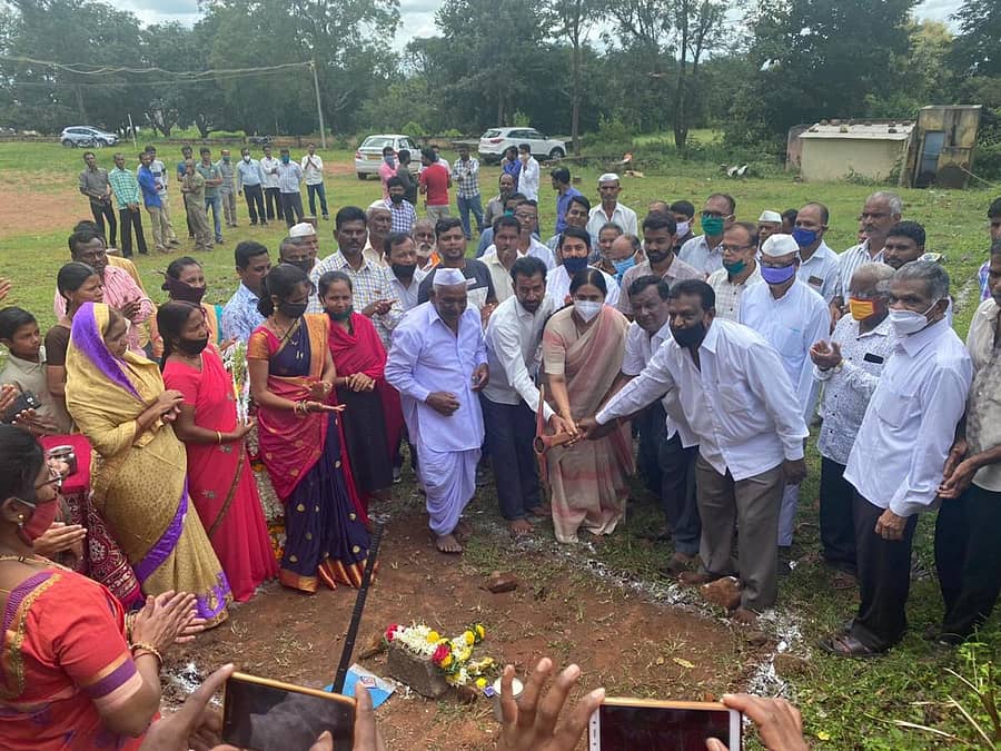 ಬೆಳಗಾವಿ ತಾಲ್ಲೂಕಿನ ಸುಳೇಭಾವಿ ಗ್ರಾಮದಲ್ಲಿ ಸರ್ಕಾರಿ ಪ್ರೌಢಶಾಲೆಯ ಹೆಚ್ಚುವರಿ ಕೊಠಡಿಗಳ ನಿರ್ಮಾಣ ಕಾಮಗಾರಿಗೆ ಶಾಸಕಿ ಲಕ್ಷ್ಮಿ ಹೆಬ್ಬಾಳಕರ ಸ್ಥಳೀಯ ಮುಖಂಡರೊಂದಿಗೆ ಗುರುವಾರ ಗುದ್ದಲಿಪೂಜೆ ನೆರವೇರಿಸಿದರು