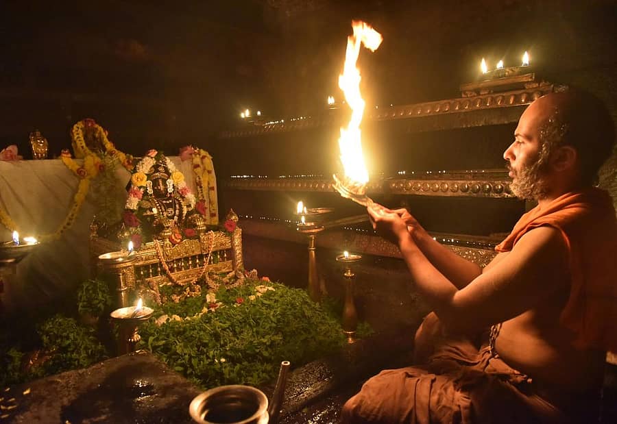 ಕೃಷ್ಣಮಠದಲ್ಲಿ ಕೃಷ್ಣ ಜನ್ಮಾಷ್ಟಮಿ ಅಂಗವಾಗಿ ಗುರುವಾರ ಕೃಷ್ಣನಿಗೆ ಅದಮಾರು ಮಠದ ಈಶಪ್ರಿಯ ತೀರ್ಥ ಸ್ವಾಮೀಜಿ ಮಹಾಪೂಜೆ ನೆರವೇರಿಸಿದರು.