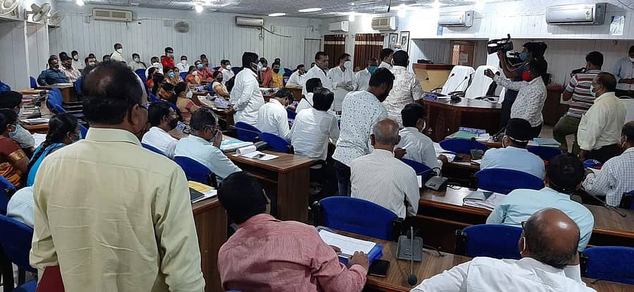 ಬೀದರ್ನಲ್ಲಿ ಗುರುವಾರ ಜಿಲ್ಲಾ ಪಂಚಾಯಿತಿ ಸಾಮಾನ್ಯ ಸಭೆಗೆ ಮಧ್ಯಾಹ್ನ 12 ಗಂಟೆಯಾದರೂ ಅಧ್ಯಕ್ಷೆ ಹಾಗೂ ಸಿಇಒ ಬಾರದಿದ್ದಾಗ ಸದಸ್ಯರು ಪ್ರತಿಭಟನೆ ನಡೆಸಿದರು