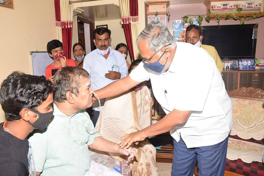 ಹಿರಿಯ ಉಪನ್ಯಾಸಕ ಮಹದೇವ ಬ.ಮಾಳಗಿ ಅವರ ನಿವಾಸಕ್ಕೆ ಪ್ರಾಥಮಿಕ, ಪ್ರೌಢ ಶಿಕ್ಷಣ ಸಚಿವ ಎಸ್.ಸುರೇಶ್ ಕುಮಾರ್ ಗುರುವಾರ ಭೇಟಿ ನೀಡಿ ಯೋಗಕ್ಷೇಮ ವಿಚಾರಿಸಿದರು.