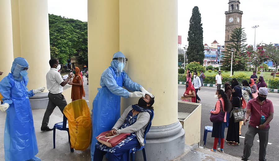 ಕೋವಿಡ್ ಪರೀಕ್ಷೆಗಾಗಿ ಮೈಸೂರಿನ ಪುರಭವನದಲ್ಲಿ ಸಾರ್ವಜನಿಕರು ಗಂಟಲು ದ್ರವ ನೀಡಿದರು
