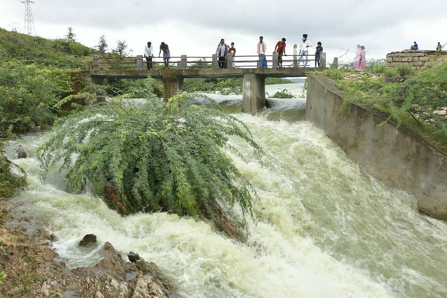 ಚಿತ್ರದುರ್ಗ ತಾಲ್ಲೂಕಿನ ಗೋನೂರು ಕೆರೆಯ ಸೇತುವೆ ಕೆಳಭಾಗದಿಂದ ಜಲಧಾರೆಯಂತೆ ಧುಮ್ಮಿಕ್ಕಿ ಹರಿಯುತ್ತಿರುವ ನೀರು ರಾಣಿಕೆರೆ ಹಾಗೂ ಸಾಣಿಕೆರೆಯತ್ತ ಸಾಗಿತು.