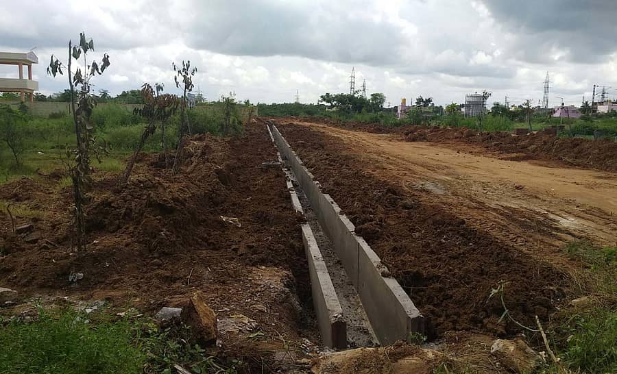 ಗೌರಿಬಿದನೂರು ಗ್ರಾಮಾಂತರ ಠಾಣೆ ಪಕ್ಕದಲ್ಲಿ ನಿರ್ಮಾಣವಾದ ಚರಂಡಿಗಾಗಿ ಗಿಡಗಳನ್ನು ಕಿತ್ತು ಪಕ್ಕದಲ್ಲಿ ಇರಿಸಿರುವುದು