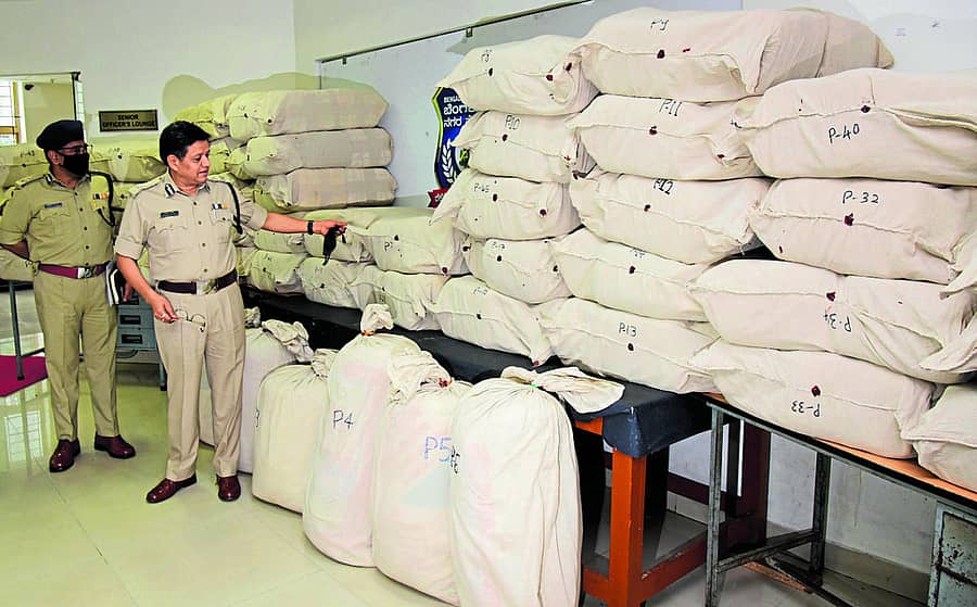 ಕೇಂದ್ರ ವಿಭಾಗದ ಪೊಲೀಸರು ಜಪ್ತಿ ಮಾಡಿದ ಗಾಂಜಾವನ್ನು ನಗರ ಪೊಲೀಸ್ ಕಮಿಷನರ್ ಕಮಲ್ ಪಂತ್ ಅವರು ವೀಕ್ಷಿಸಿದರು – ಪ್ರಜಾವಾಣಿ ಚಿತ್ರ