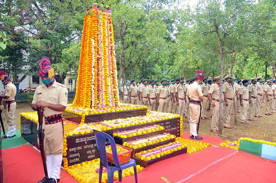 ಮೈಸೂರಿನ ಅರಣ್ಯಭವನದಲ್ಲಿ ಶುಕ್ರವಾರ ನಡೆದ ಅರಣ್ಯ ಹುತಾತ್ಮರ ದಿನಾಚರಣೆಯಲ್ಲಿ ಹುತಾತ್ಮಕರ ಸ್ಮಾರಕಕ್ಕೆ ಗೌರವ ಸಲ್ಲಿಸಲಾಯಿತು