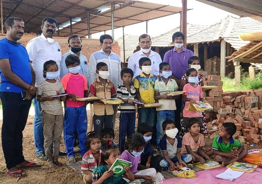 ಆನೇಕಲ್ ತಾಲ್ಲೂಕಿನ ಸಮಂದೂರು ಗ್ರಾಮ ಪಂಚಾಯಿತಿ ವ್ಯಾಪ್ತಿಯ ತಿಮ್ಮಸಂದ್ರದ ಸಮೀಪ ಇಟ್ಟಿಗೆ ಕಾರ್ಖಾನೆಯ ವಲಸೆ ಕಾರ್ಮಿಕರ ಮಕ್ಕಳಿಗೆ ಲೇಖನ ಸಾಮಗ್ರಿಗಳು ಮತ್ತು ಸ್ವಚ್ಛತಾ ಕಿಟ್ಗಳನ್ನು ಕ್ಷೇತ್ರ ಶಿಕ್ಷಣಾಧಿಕಾರಿ ಡಿ.ಆರ್.ರಾಮಮೂರ್ತಿ ವಿತರಿಸಿದರು