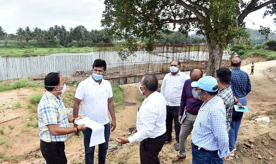 ಸಂಸದ ಪ್ರತಾಪ ಸಿಂಹ ಅವರು ಶ್ರೀರಂಗಪಟ್ಟಣ ಬಳಿ ದಶಪಥ ರಸ್ತೆ ಹಾಗೂ ಸೇತುವೆ ನಿರ್ಮಾಣ ಕಾಮಗಾರಿ ಪರಿಶೀಲಿಸಿದರು. ರಾಷ್ಟ್ರೀಯ ಹೆದ್ದಾರಿ ಪ್ರಾಧಿಕಾರದ ಎಂಜಿನಿಯರ್, ಅಧಿಕಾರಿಗಳು ಇದ್ದಾರೆ