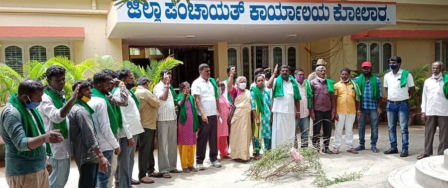 ಕೆರೆ ಹಾಗೂ ರಾಜಕಾಲುವೆಗಳ ಒತ್ತುವರಿ ತೆರವಿಗೆ ವಿಶೇಷ ತಂಡ ರಚಿಸುವಂತೆ ಒತ್ತಾಯಿಸಿ ರಾಜ್ಯ ರೈತ ಸಂಘ ಮತ್ತು ಹಸಿರು ಸೇನೆ ಸದಸ್ಯರು ಕೋಲಾರ ಜಿಲ್ಲಾ ಪಂಚಾಯಿತಿ ಎದುರು ಶುಕ್ರವಾರ ಪ್ರತಿಭಟನೆ ಮಾಡಿದರು.