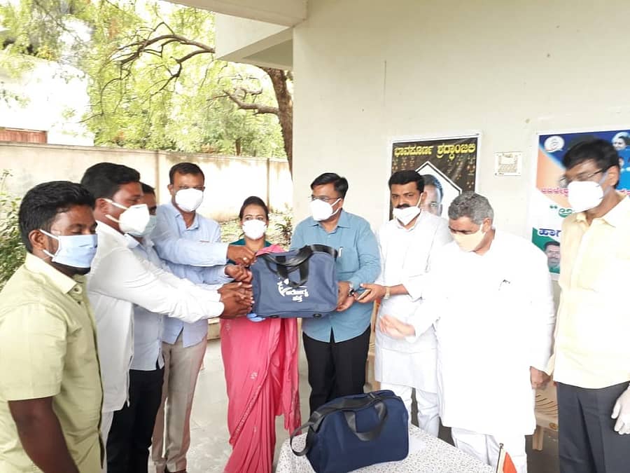 ವಿಜಯಪುರದ ಡಾ.ಫ.ಗು.ಹಳಕಟ್ಟಿ ಭವನದಲ್ಲಿ ಕೆ.ಪಿ.ಸಿ.ಸಿ ವತಿಯಿಂದ ಶುಕ್ರವಾರ ಆಯೋಜಿಸಿದ್ದ ಆರೋಗ್ಯ ಹಸ್ತ ತರಬೇತಿ ಶಿಬಿರದಲ್ಲಿ ಪಕ್ಷದ ಕೊರೊನಾ ವಾರಿಯರ್ಸ್‌ಗಳಿಗೆ ಆರೋಗ್ಯ ಕಿಟ್‌ ವಿತರಿಸಲಾಯಿತು