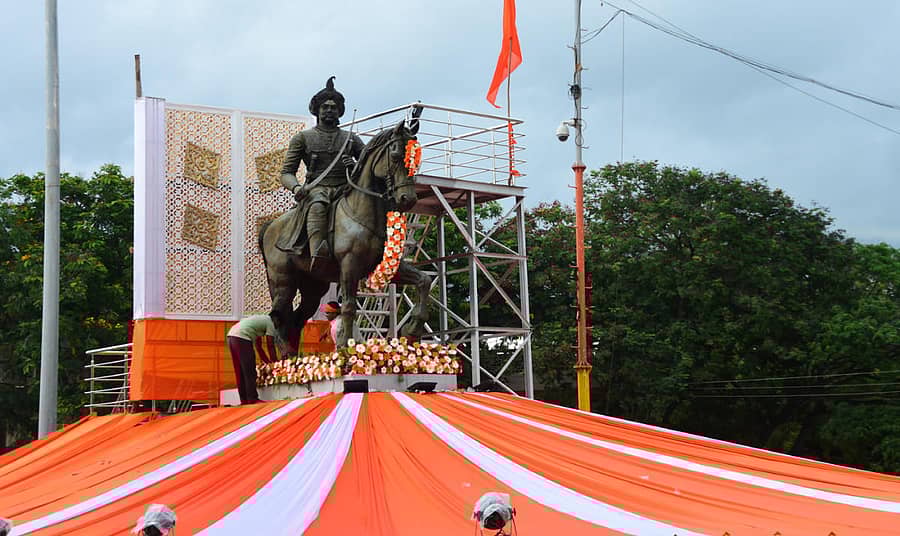 ಹಿಂದೂಮಹಾಗಣಪತಿ ವಿಸರ್ಜನೆಯ ಅಂಗವಾಗಿ ಚಿತ್ರದುರ್ಗ ಮದಕರಿ ನಾಯಕ ವೃತ್ತ ಸಿಂಗಾರಗೊಂಡ ಪರಿ.