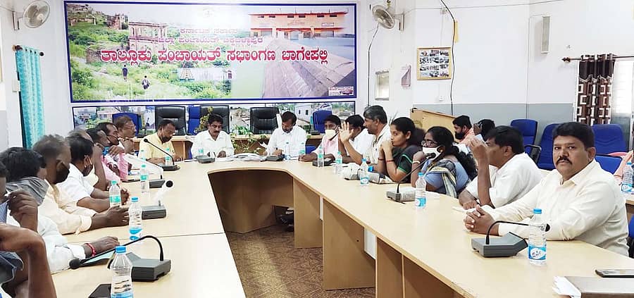 ಬಾಗೇಪಲ್ಲಿ ತಾಲ್ಲೂಕು ಪಂಚಾಯಿತಿ ಸಭಾಂಗಣದಲ್ಲಿ ಇಒ ಮಂಜುನಾಥಸ್ವಾಮಿ ಅಧ್ಯಕ್ಷತೆಯಲ್ಲಿ ಕೃಷಿ ಕೂಲಿಕಾರರ ಸಂಘಟನೆಯ ಪದಾಧಿಕಾರಿಗಳ ಸಭೆ ನಡೆಯಿತು