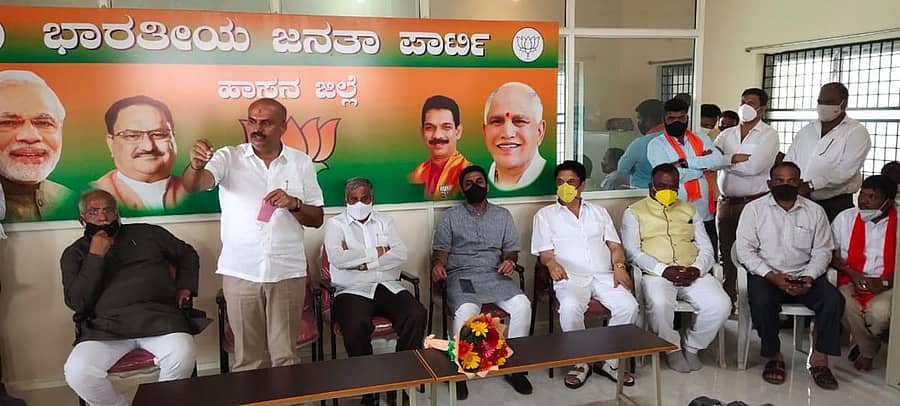 ಹಾಸನ ಬಿಜೆಪಿ ಕಚೇರಿಯಲ್ಲಿ ಏರ್ಪಡಿಸಿದ್ದ ಸಭೆಯಲ್ಲಿ ಜಿಲ್ಲಾ ಘಟಕದ ಅಧ್ಯಕ್ಷ ಎಚ್.ಕೆ.ಸುರೇಶ್‌ ಮಾತನಾಡಿದರು.