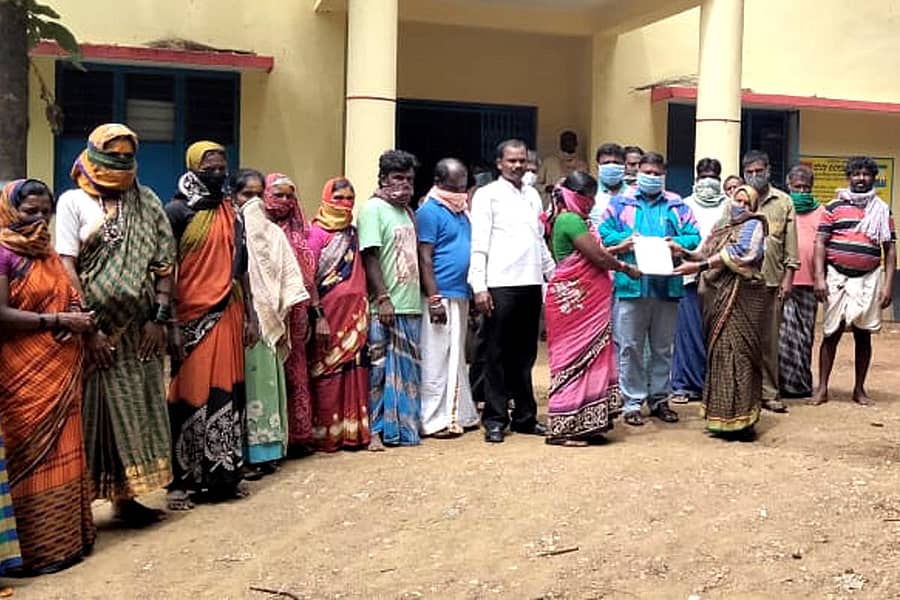 ಅಕ್ರಮ ಮದ್ಯ ಮಾರಾಟ ತಡೆಗಟ್ಟಿ ಎಂದು ಒತ್ತಾಯಿಸಿ ಮಹಿಳೆಯರು ಹಿರೇಮುಗದೂರು ಗ್ರಾಮ ಪಂಚಾಯ್ತಿ ಪಿಡಿಒ ಶಿವಾನಂದ ಹಡಪದ ಅವರಿಗೆ ಮನವಿ ಸಲ್ಲಿಸಿದರು