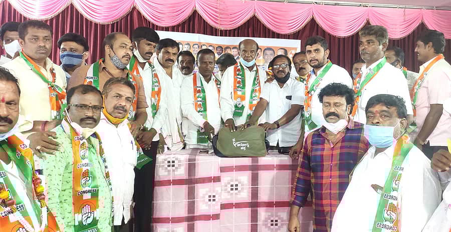 ಆರೋಗ್ಯ ಹಸ್ತ ಕಿಟ್ಗಳನ್ನು ಕೆಪಿಸಿಸಿ ಪ್ರಧಾನ ಕಾರ್ಯದರ್ಶಿ ಶ್ರೀನಿವಾಸ್ ವಿತರಿಸಿದರು