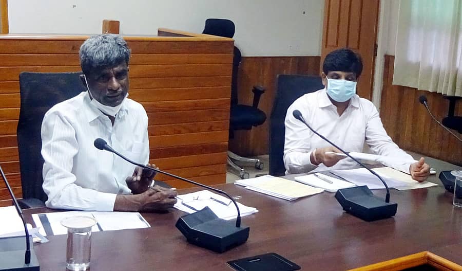 ಮುಜರಾಯಿ ಸಚಿವ ಕೋಟ ಶ್ರೀನಿವಾಸ ಪೂಜಾರಿ ಶುಕ್ರವಾರ ಜಿಲ್ಲಾಧಿಕಾರಿ ಕಚೇರಿ ಸಭಾಂಗಣದಲ್ಲಿ ಜಿಲ್ಲಾ ಧಾರ್ಮಿಕ ಪರಿಷತ್‌ ಪ್ರಥಮ ಸಭೆ ನಡೆಸಿದರು. 