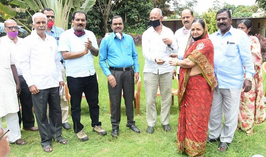 ಹುಬ್ಬಳ್ಳಿಯಲ್ಲಿ ಶುಕ್ರವಾರ ವಾಯವ್ಯ ಕರ್ನಾಟಕ ರಸ್ತೆ ಸಾರಿಗೆ ಸಂಸ್ಥೆ ಅಧ್ಯಕ್ಷ ವಿ.ಎಸ್. ಪಾಟೀಲ ಉಚಿತ ಬಸ್ ಪಾಸ್ ವಿತರಿಸಿದರು