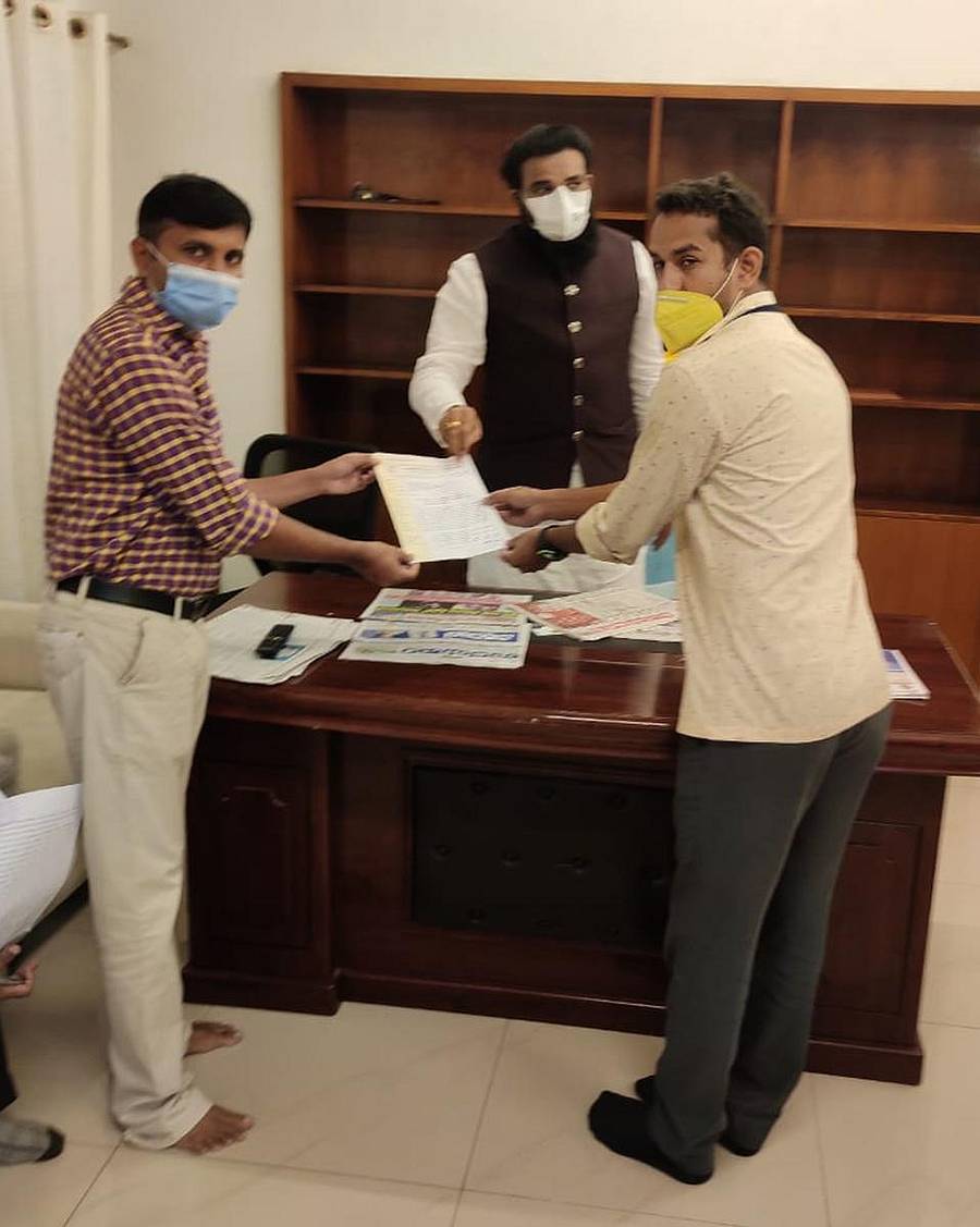 ಸಮುದಾಯ ಆರೋಗ್ಯ ಅಧಿಕಾರಿಗಳ ಸಂಘದ ಪದಾಧಿಕಾರಿಗಳು ಸಚಿವ ಬಿ.ಶ್ರಿರಾಮುಲು ಅವರಿಗೆ ಮನವಿ ಸಲ್ಲಿಸಿದರು