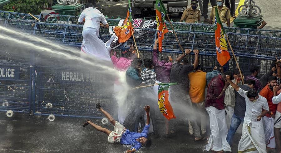 ಸಚಿವ ಕೆ.ಟಿ. ಜಲೀಲ್ ರಾಜೀನಾಮೆಗೆ ಒತ್ತಾಯಿಸಿ ತಿರುವನಂತಪುರದಲ್ಲಿ ಪ್ರತಿಭಟನೆ ನಡೆಸಿದ ಬಿಜೆಪಿ ಯುವಮೋರ್ಚಾ ಕಾರ್ಯಕರ್ತರನ್ನು ಚದುರಿಸಲು ಪೊಲೀಸರು ಜಲಫಿರಂಗಿಗಳನ್ನು ಬಳಸಿದರು –ಪಿಟಿಐ ಚಿತ್ರ