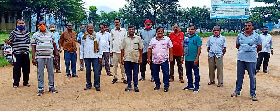 ಜಿಲ್ಲಾ ಕ್ರೀಡಾಂಗಣದ ಮುಂಭಾಗ ಶನಿವಾರ ವಾಯುವಿಹಾರಿಗಳು ಸಾಂಕೇತಿಕ ಪ್ರತಿಭಟನೆ ನಡೆಸಿದರು