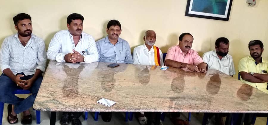 ಚನ್ನಪಟ್ಟಣದಲ್ಲಿ ಶಿಕ್ಷಕರ ಕ್ಷೇತ್ರದ ಜೆ.ಡಿ.ಎಸ್ ನಿಯೋಜಿತ ಅಭ್ಯರ್ಥಿ ಎ.ಪಿ.ರಂಗನಾಥ್ ಅವರು ಪತ್ರಿಕಾಗೋಷ್ಠಿಯಲ್ಲಿ ಮಾತನಾಡಿದರು