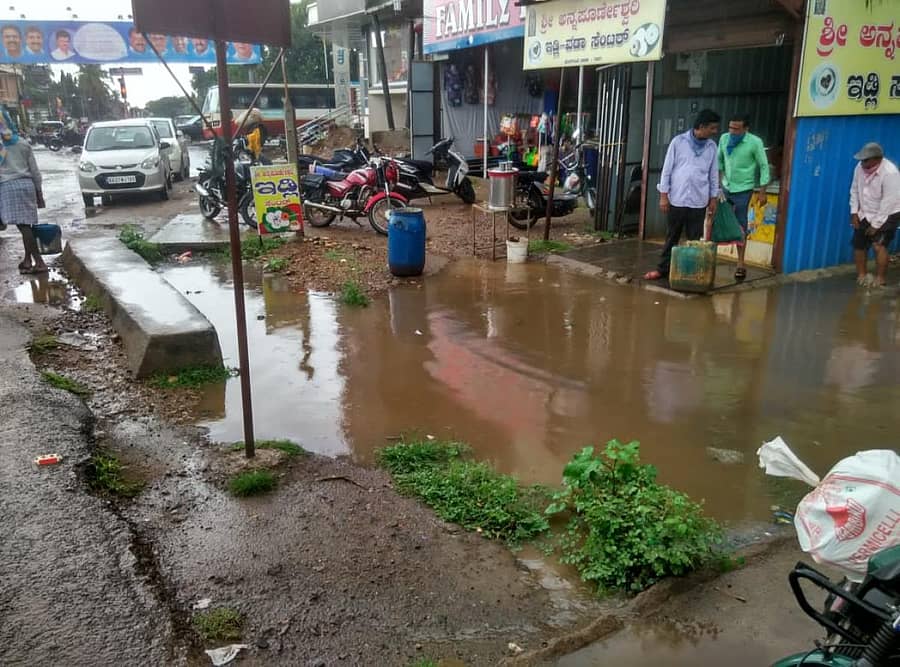 ರಸ್ತೆ ಬದಿ ಚರಂಡಿ ಇಲ್ಲದ ಕಾರಣ ಮಳೆ ನೀರೆಲ್ಲವೂ ಅಂಗಡಿಗೆ ನುಗ್ಗಿರುವುದು.