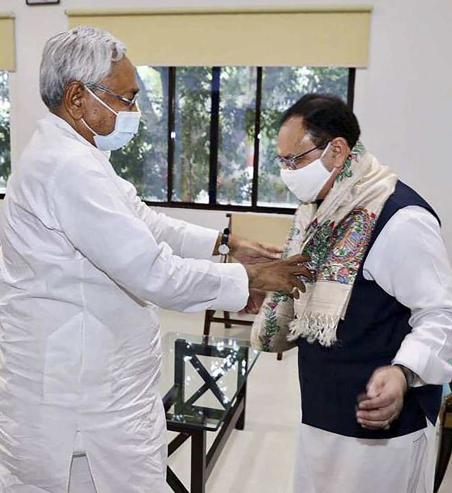 ಬಿಜೆಪಿ ರಾಷ್ಟ್ರೀಯ ಅಧ್ಯಕ್ಷ ಜೆ.ಪಿ. ನಡ್ಡಾ ಅವರನ್ನು ಶನಿವಾರ ಶಾಲು ಹೊದಿಸಿ ಬರಮಾಡಿಕೊಂಡ ಬಿಹಾರ ಮುಖ್ಯಮಂತ್ರಿ ನಿತೀಶ್ ಕುಮಾರ್